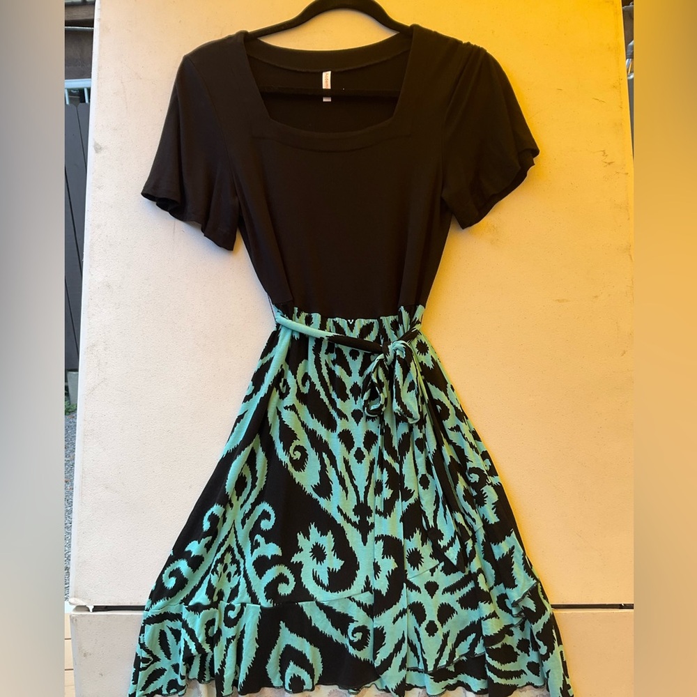 Colorful dress with ruffled edge